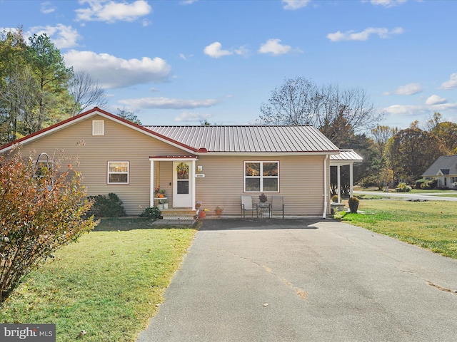 view of front of house featuring a front lawn