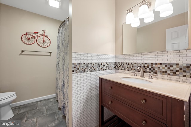 bathroom featuring a shower with curtain, vanity, and toilet