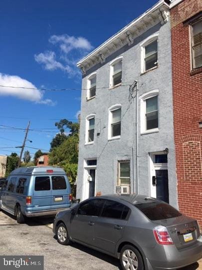 view of front facade with stucco siding