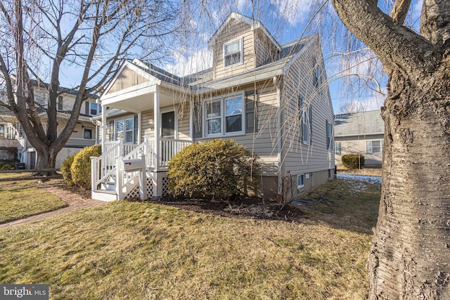 view of front of home featuring a front lawn