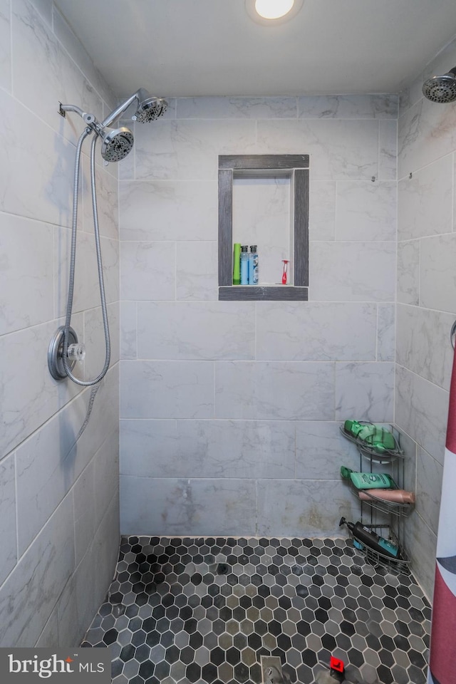 bathroom featuring a tile shower