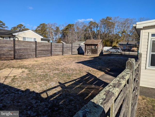 view of yard featuring an outbuilding