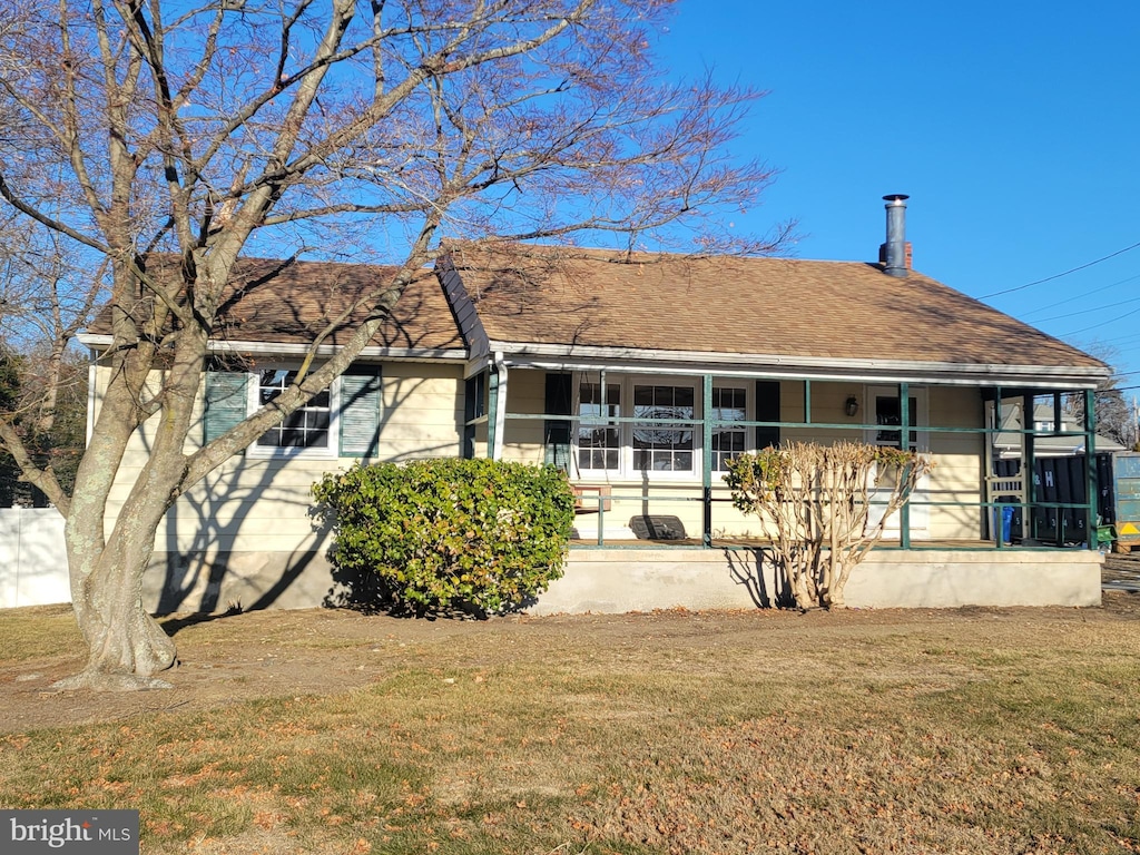 view of front facade with a porch and a front lawn