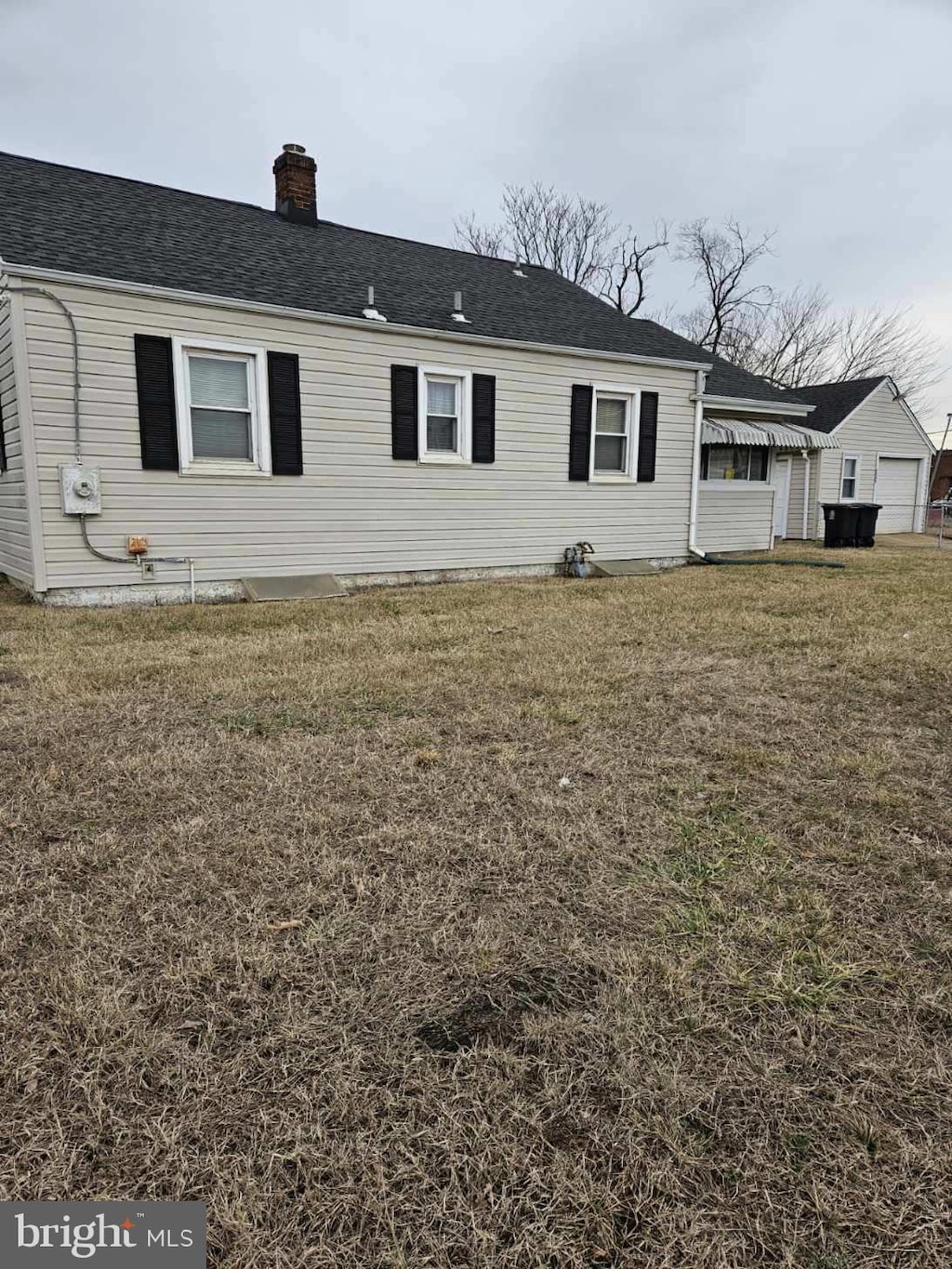 back of house featuring a lawn