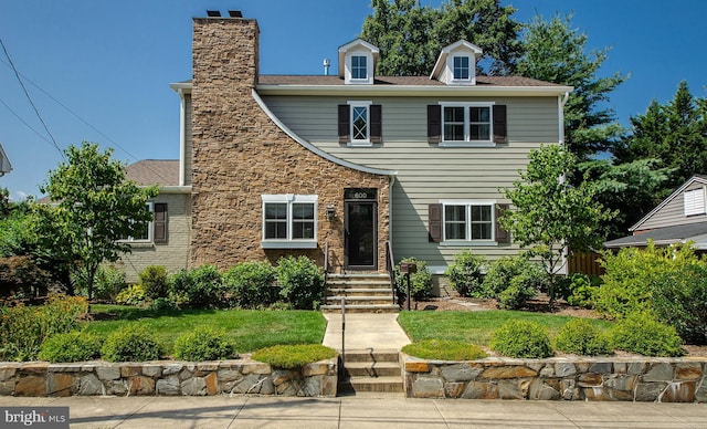 view of front of home featuring a front yard