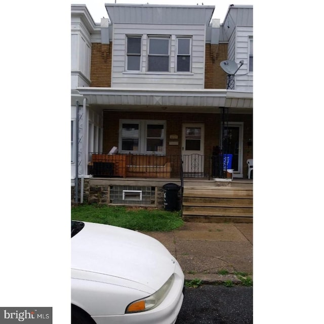 townhome / multi-family property featuring a porch