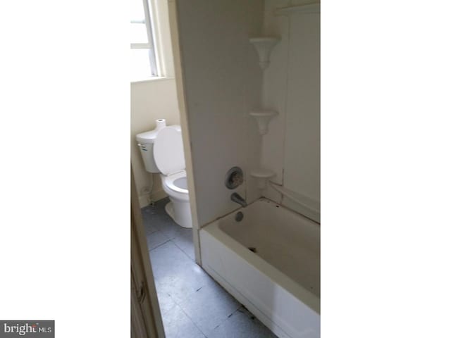 bathroom featuring toilet and washtub / shower combination