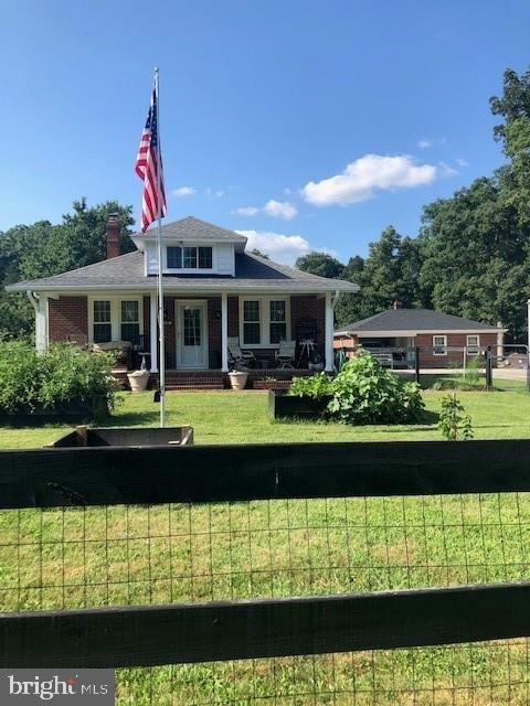 view of front facade featuring a front lawn