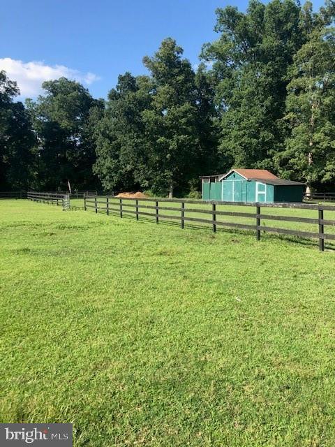 view of yard featuring a rural view