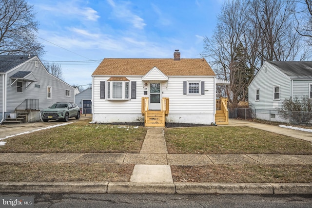 bungalow featuring a front yard