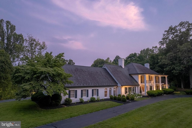 view of front facade with a yard