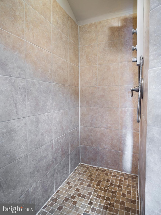 bathroom featuring a tile shower