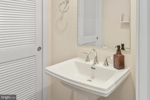 bathroom featuring sink