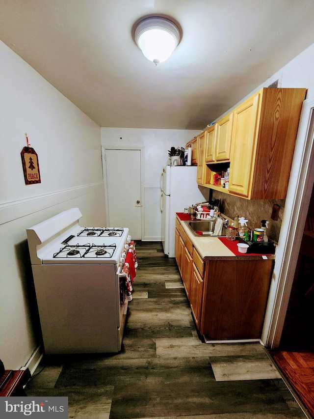 kitchen with sink, white appliances, backsplash, and dark wood-type flooring