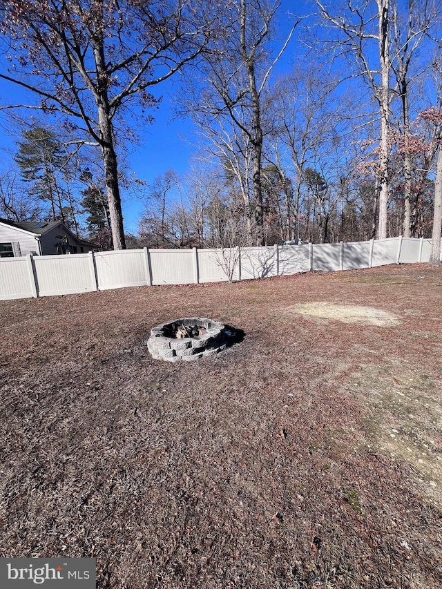 view of yard featuring an outdoor fire pit