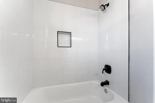 bathroom with tiled shower / bath