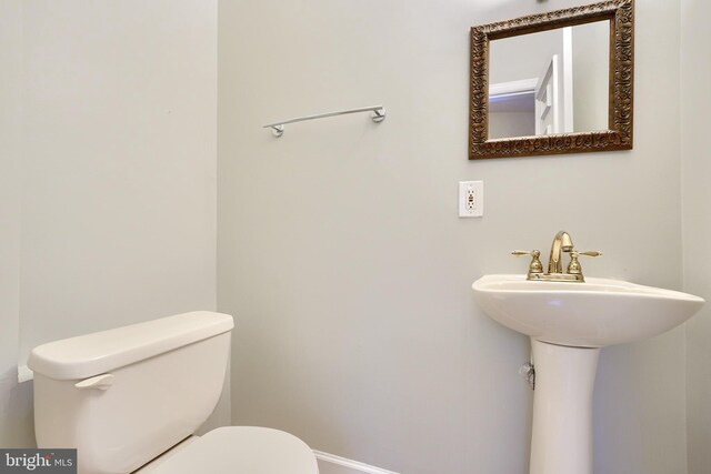 bathroom featuring toilet and sink