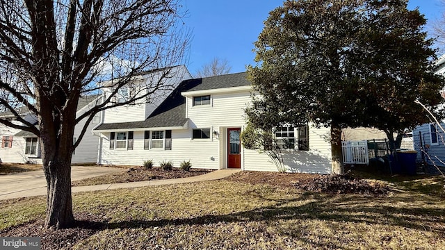 view of front of property featuring a front yard