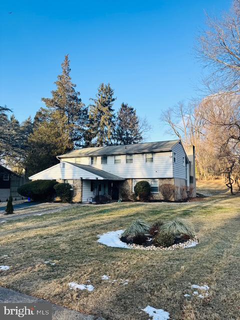 view of front of property featuring a front lawn