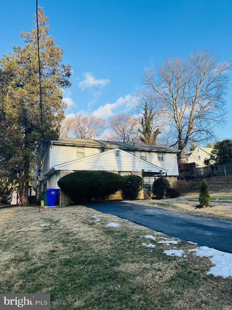 view of side of property featuring a lawn