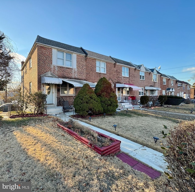 view of front of home featuring a front lawn