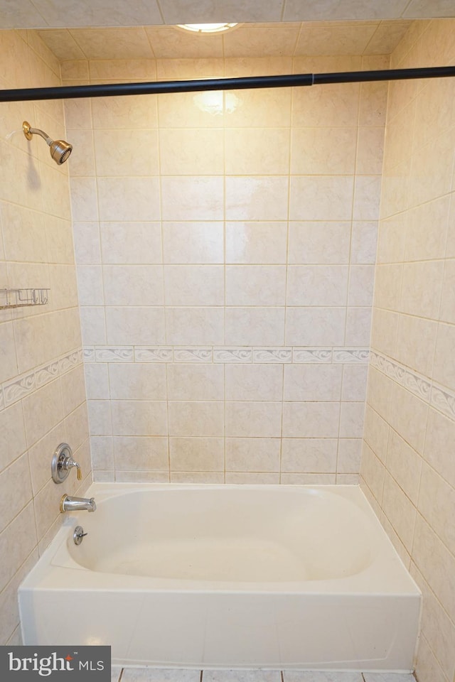 bathroom with tiled shower / bath