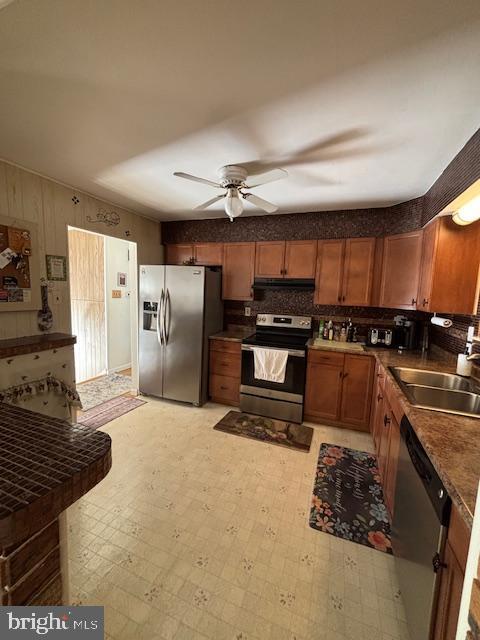 kitchen featuring sink, stainless steel appliances, and ceiling fan