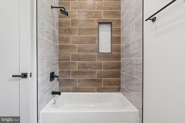 bathroom with tiled shower / bath