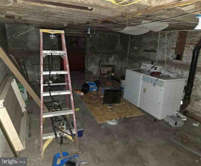 basement with washing machine and dryer