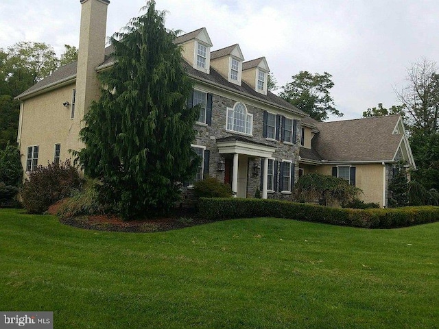 view of front of property with a front yard