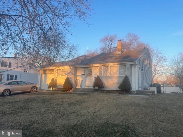 single story home with a front yard