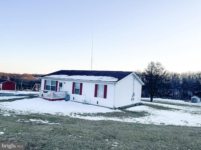 view of front of house featuring a yard