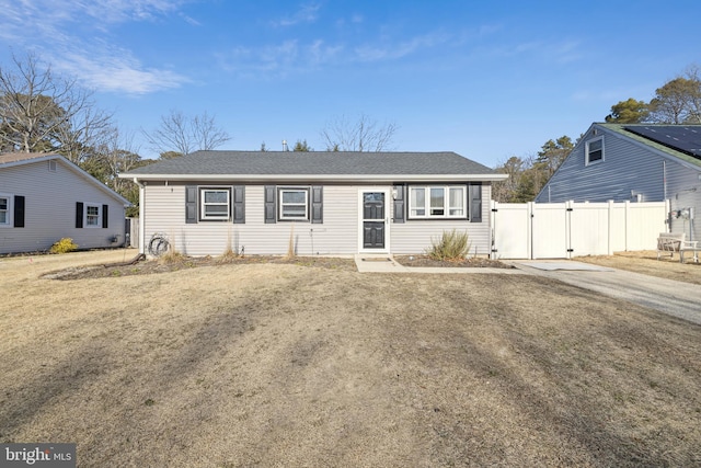 view of front of house featuring a front yard