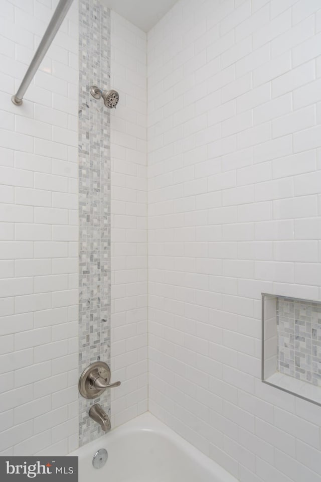 bathroom with tiled shower / bath combo