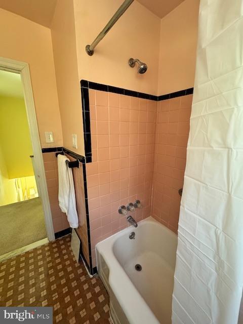 bathroom with tiled shower / bath combo