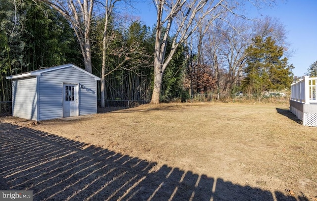 view of yard featuring a shed