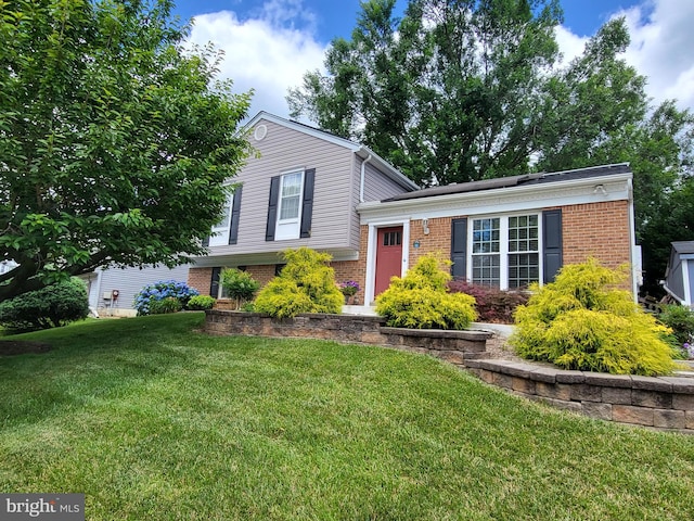 tri-level home featuring a front lawn