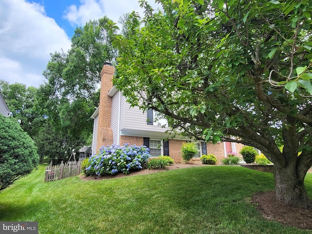 view of front of house featuring a front lawn