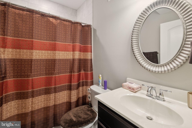 bathroom featuring a shower with curtain, vanity, and toilet