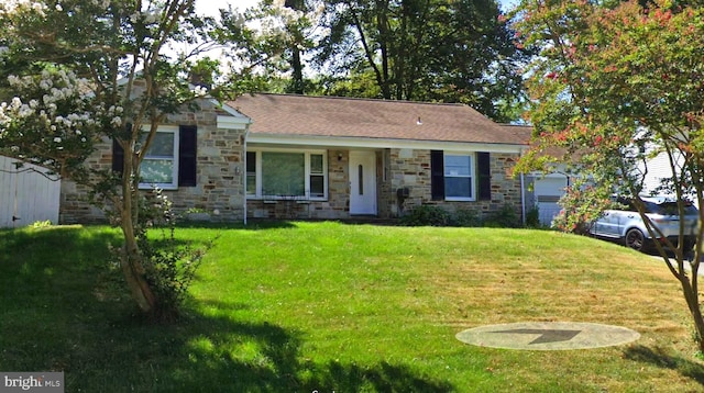 view of front of home featuring a front lawn