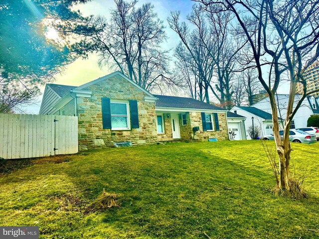 view of front of property featuring a lawn