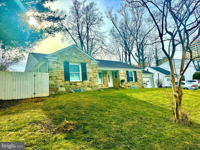 view of front of property featuring a yard