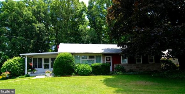 single story home featuring a front lawn