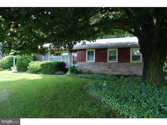 single story home featuring a front lawn