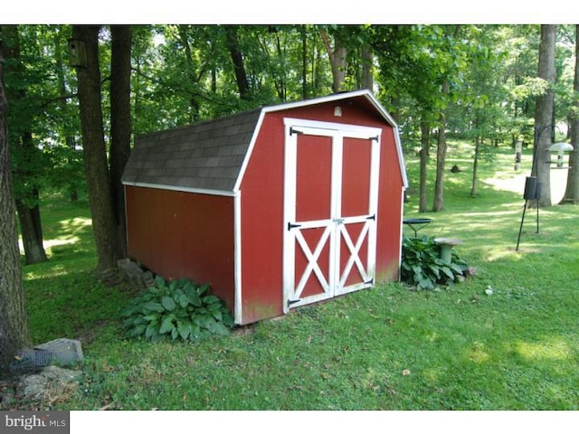 view of outdoor structure featuring a yard