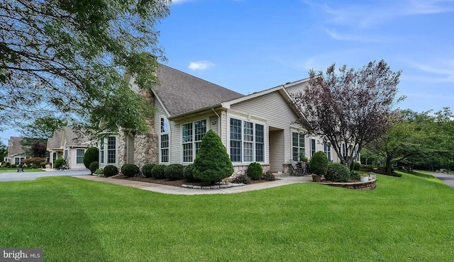 view of front of house featuring a front yard