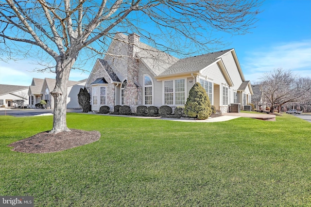 view of front of property featuring a front lawn