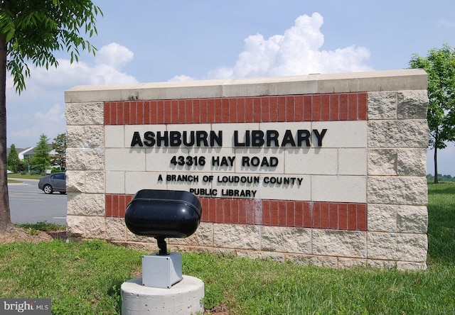 view of community / neighborhood sign