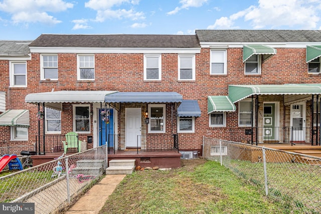 multi unit property featuring a front yard