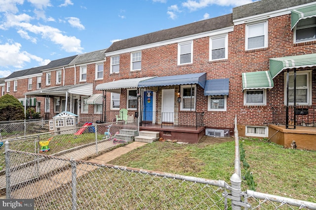 multi unit property featuring a front yard